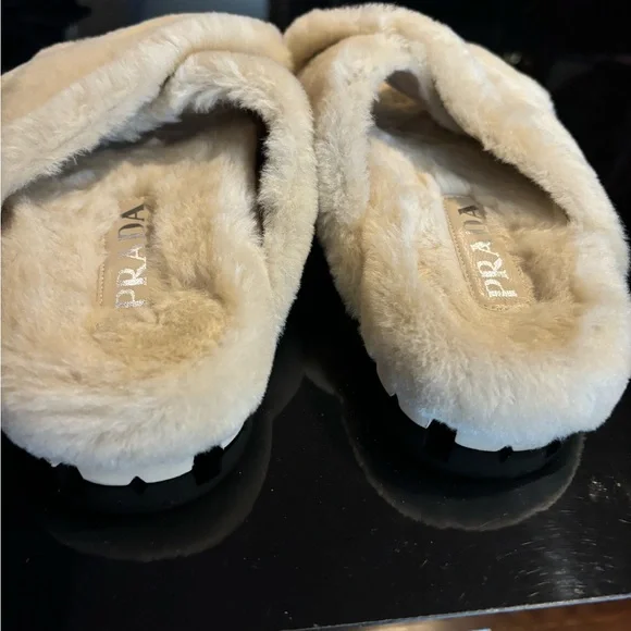 Prada Fussbett Fluffy Genuine Shearling Slide Sandal in excellent condition - Picture 2 of 7